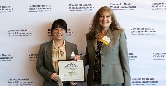 Dr. Gwen Fisher, presents the OHP award on behalf of SOHP, to Yiqing Skylar Yu.