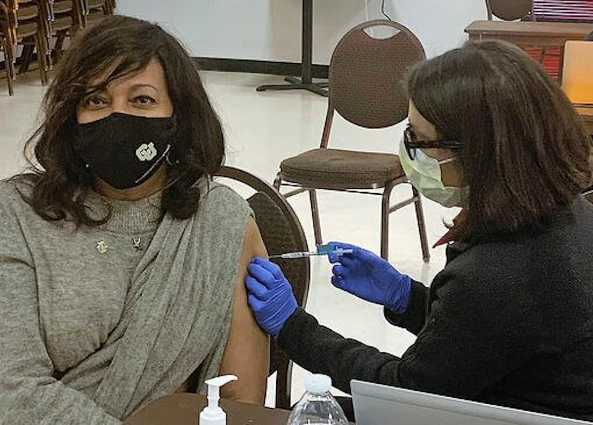 Regina Richards receiving vaccine