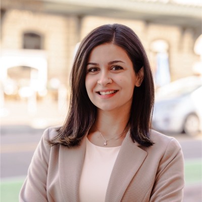 headshot of Noor Alrubaye